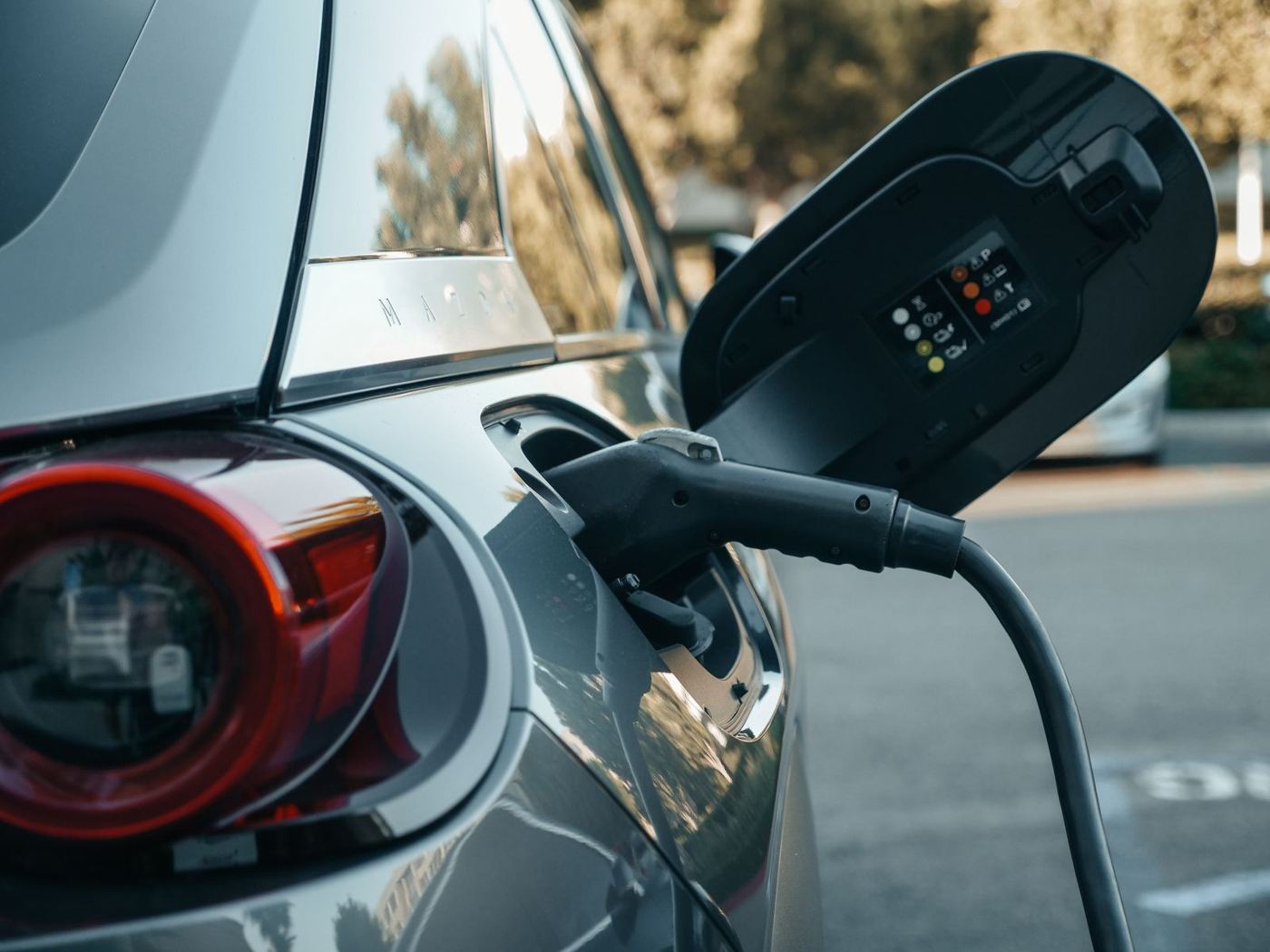 Voiture électrique en charge
