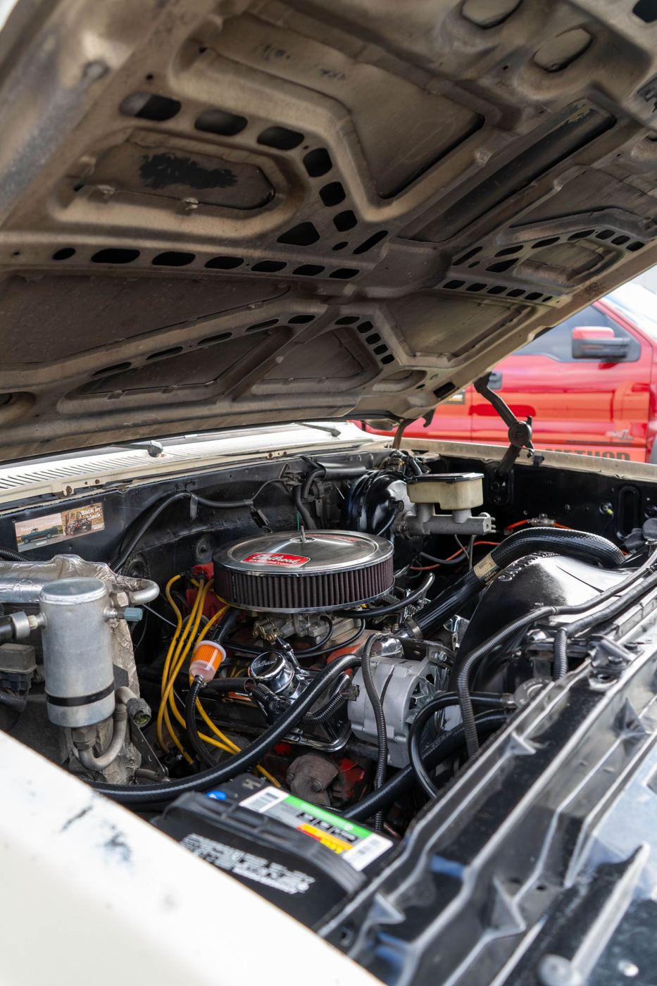 Capot ouvert sur un moteur