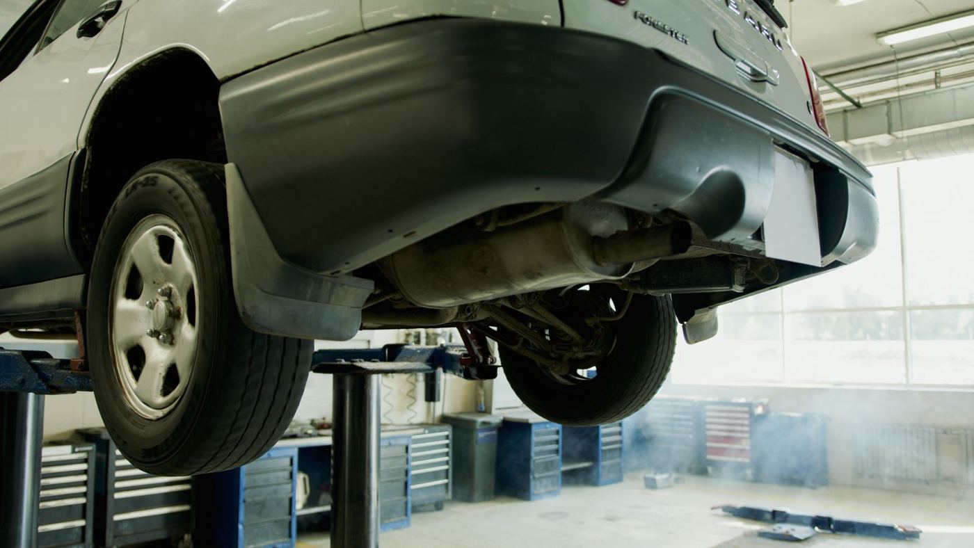 Véhicule sur pont élévateur